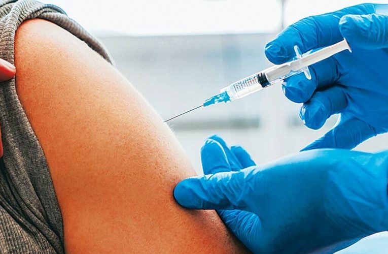 Vaccination: कोरोना वैक्सीन की दूसरी डोज के लिए परेशान हैं लोग