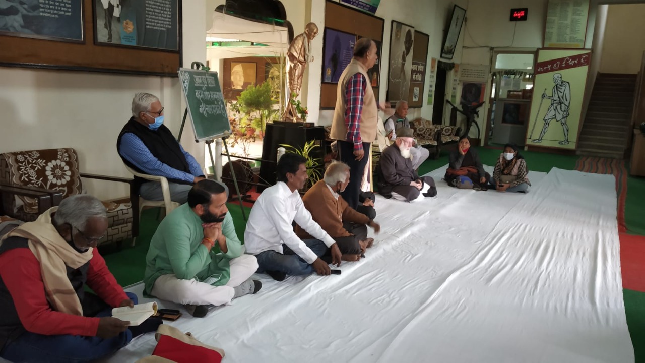 Protest: सद्भाव, अमन और भाईचारे की अपील उर्फ चंद चेहरों को ताकते गांधी